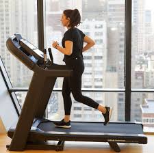 Perbedaan Lari di Treadmill vs Lari di Luar Ruangan: Mana yang Lebih Efektif?